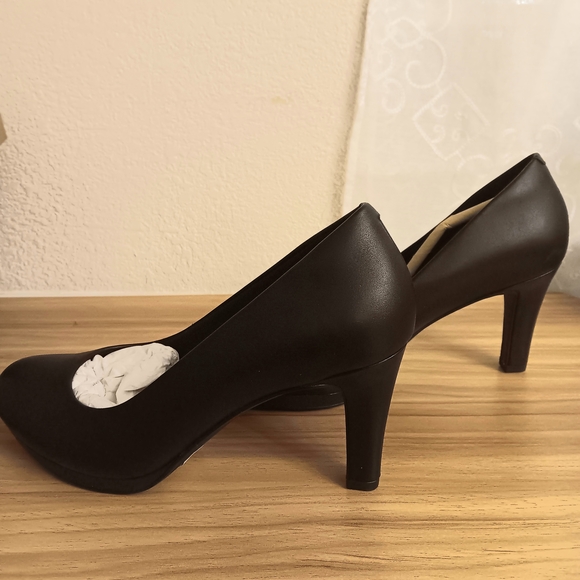Clarks Elegant Black Heels - Picture 4 of 8